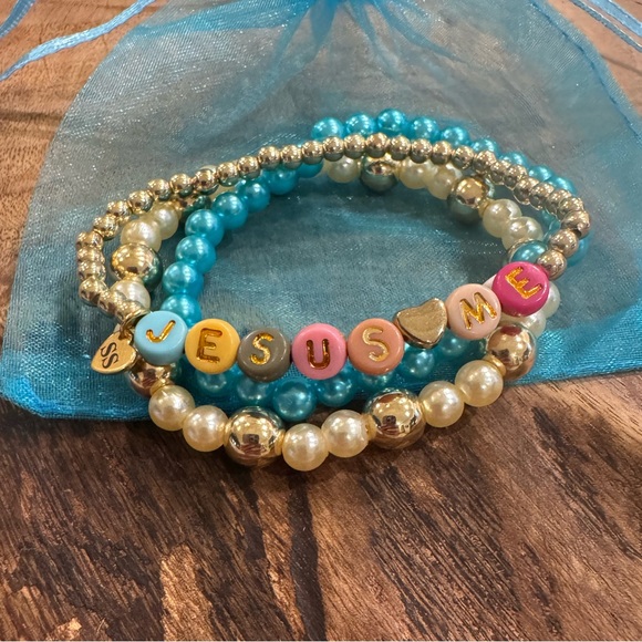 “Jesus Loves Me” Graphic Beaded Bracelet Stack - Picture 5 of 7